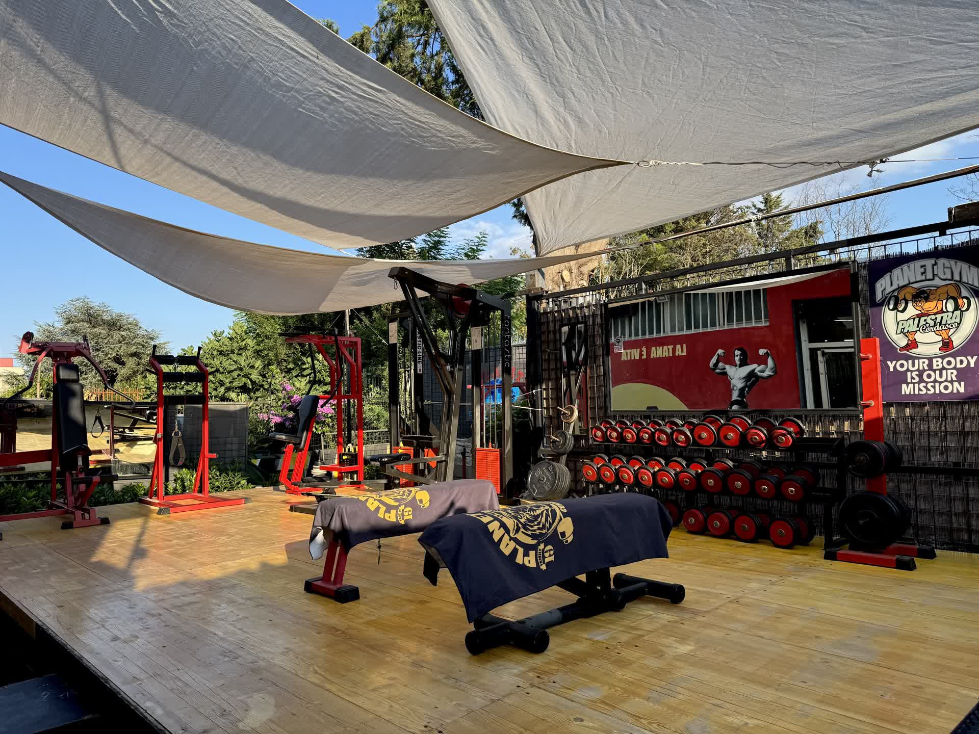 Planet Gym — panoramica della sala allenamento outdoor