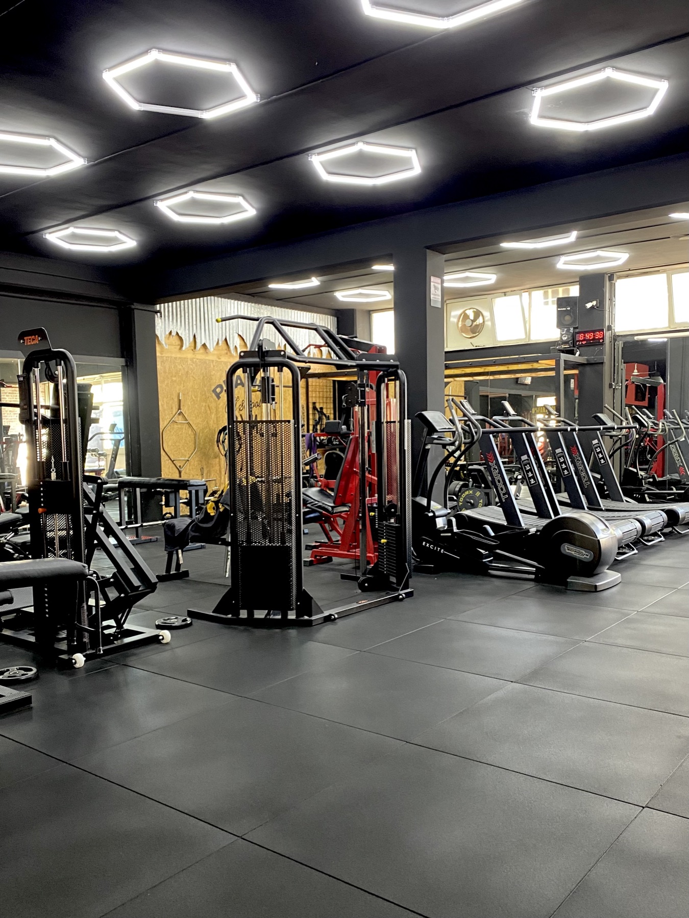 Planet Gym — area cardio e macchine con illuminazione esagonale