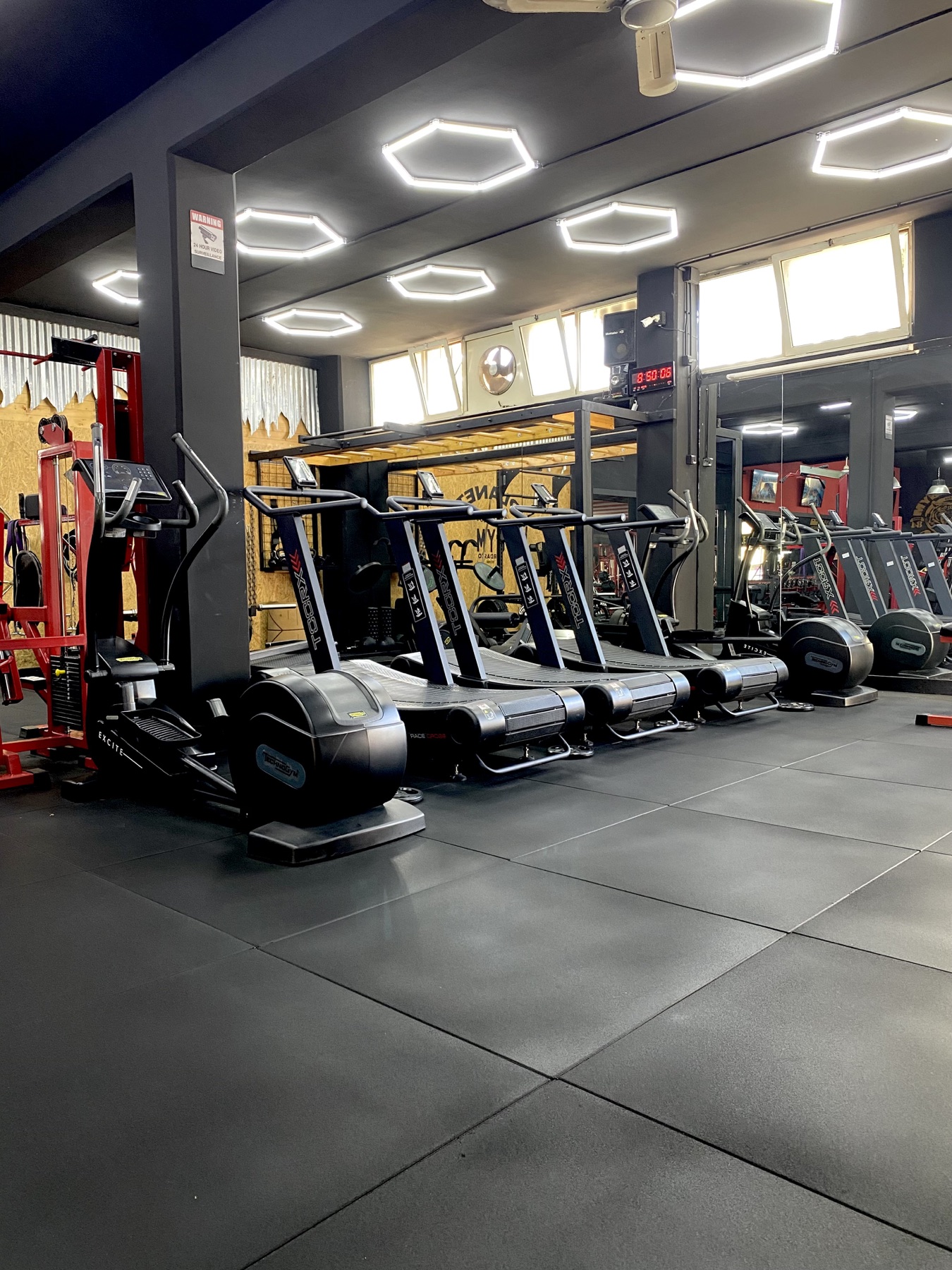 Planet Gym — linea di tapis roulant curvi nella zona cardio