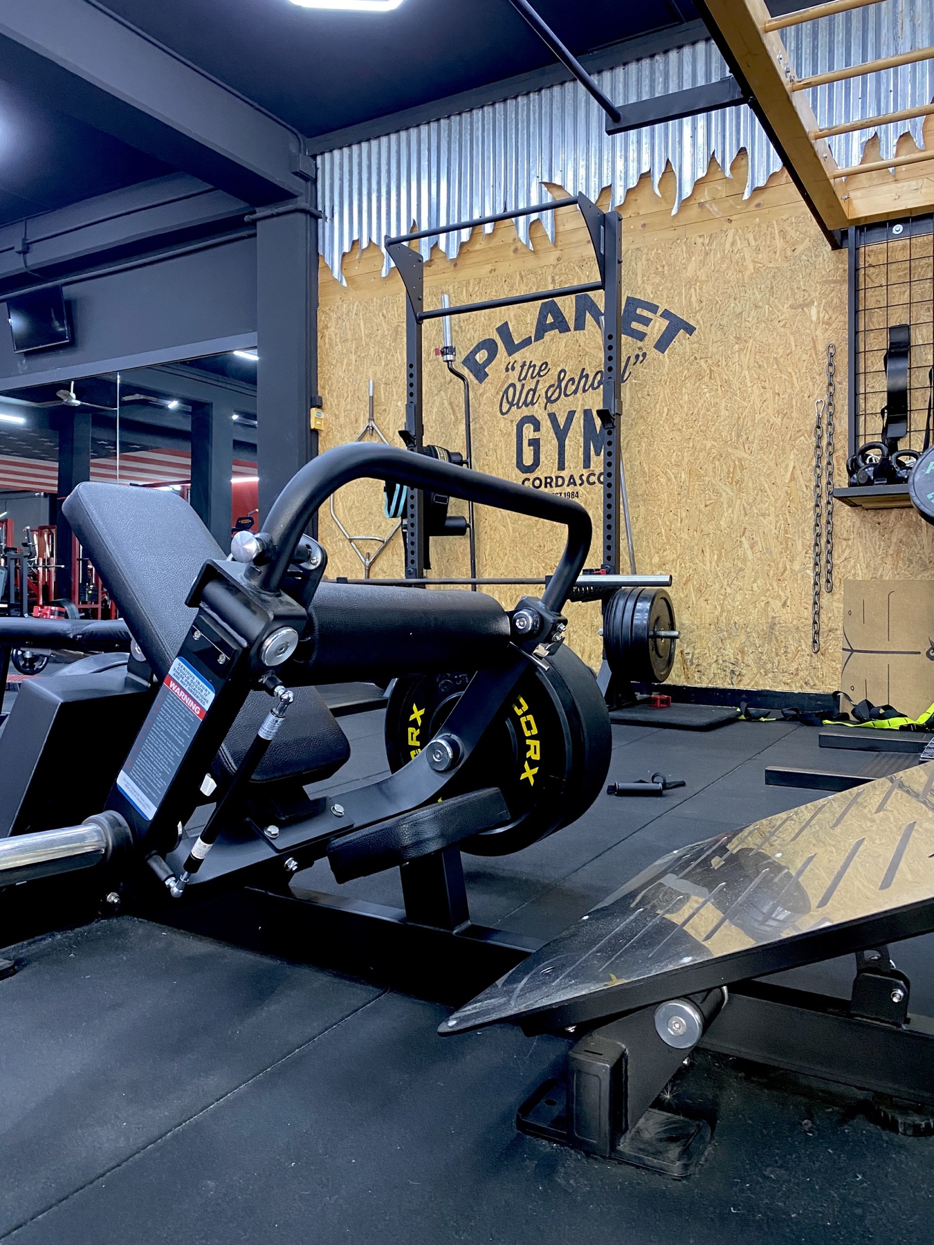 Planet Gym — macchina a dischi davanti alla parete old school