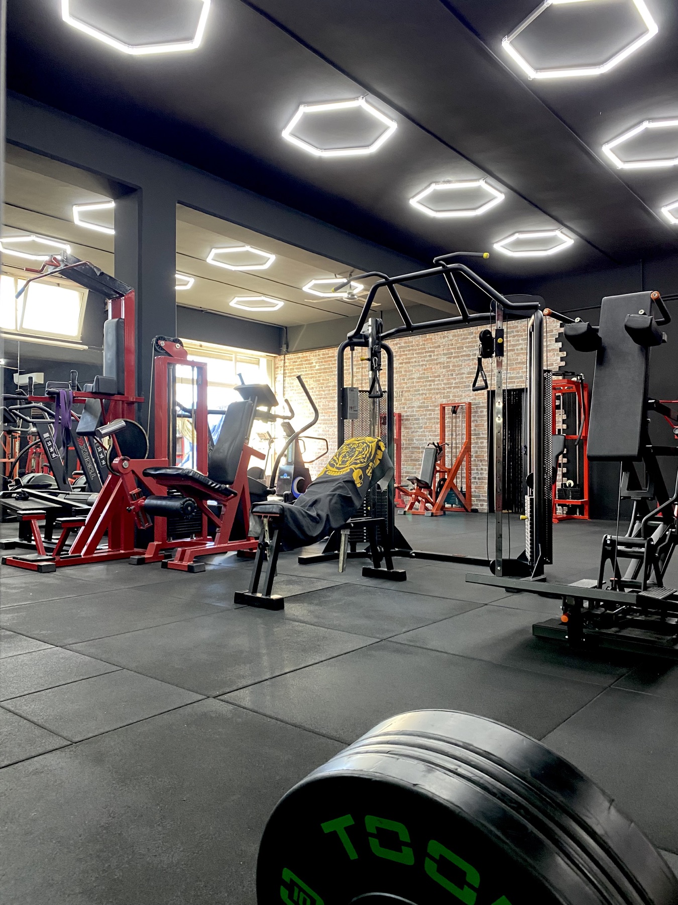 Planet Gym — area cavi e macchine nere e rosse