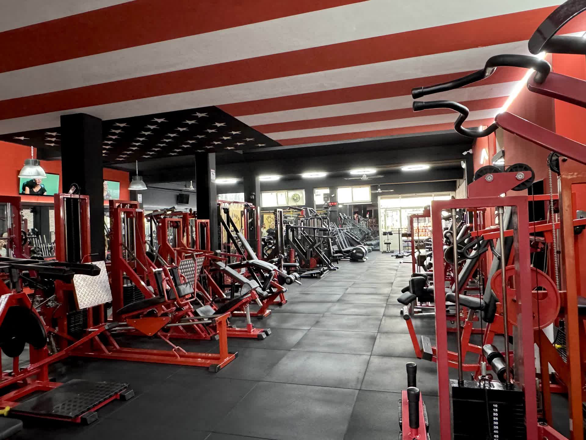 Planet Gym — corridoio centrale della sala macchine