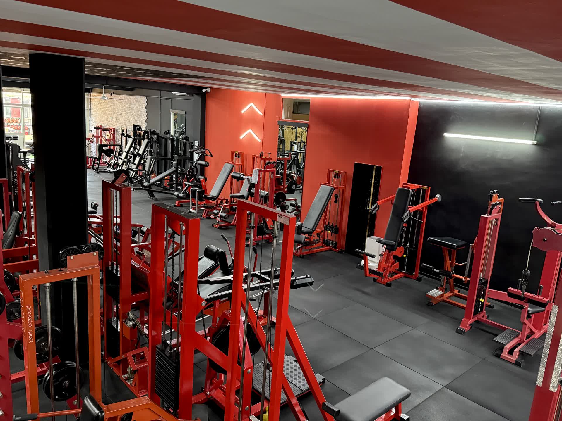 Planet Gym — sala macchine rossa e nera